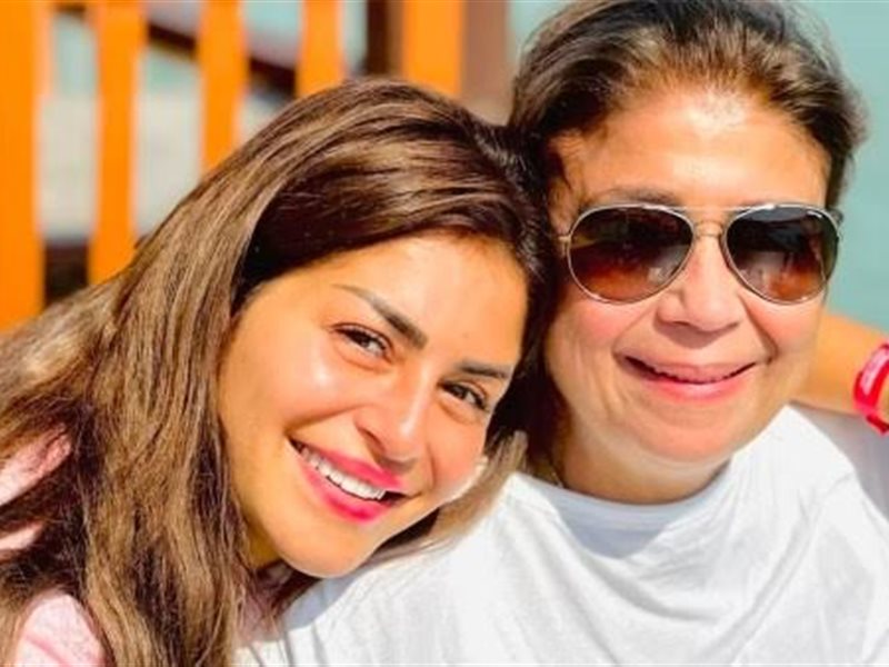 منة فضالي ووالدتها 