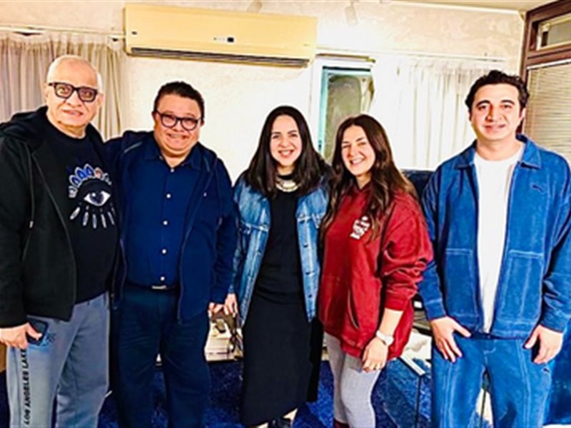 دنيا وإيمي سمير غانم من كواليس تحضيرات المسرحية 