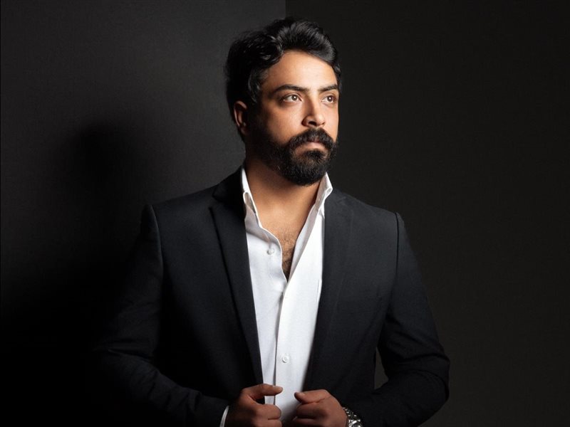 المطرب الشاب إسلام فاروق