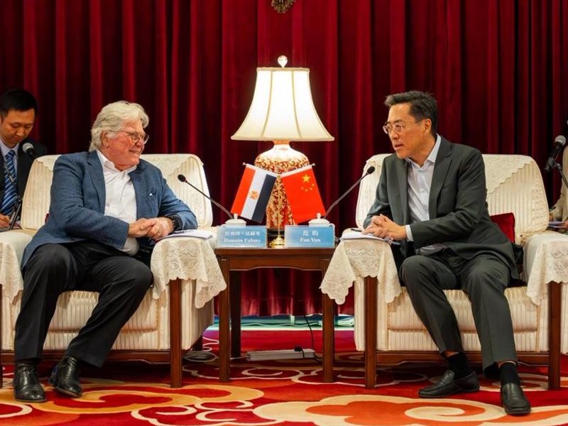 حسين فهمي وفان يون