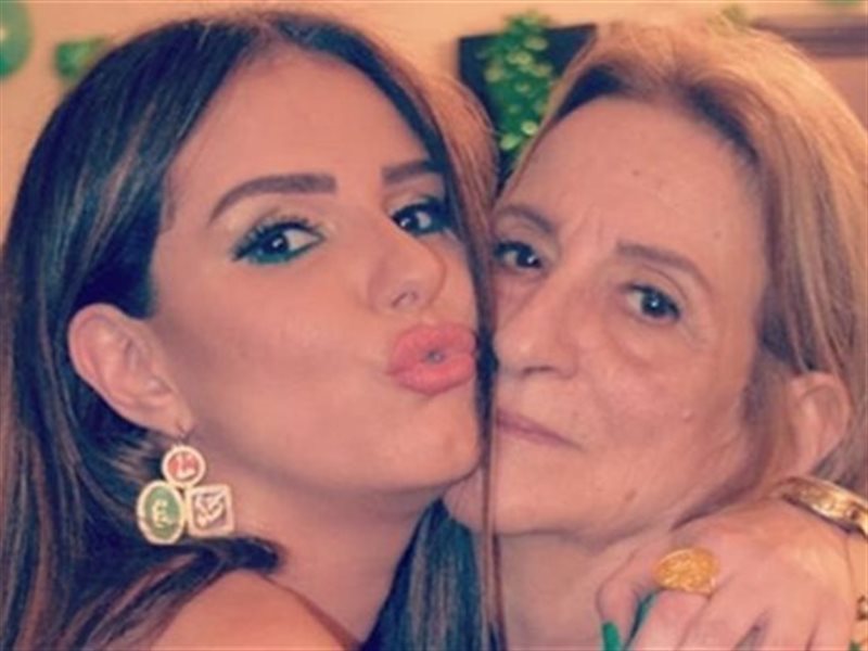 “أخذت معها كل ما هو جميل”.. رسالة حزينة من دنيا عبد العزيز في ذكرى رحيل والدتها