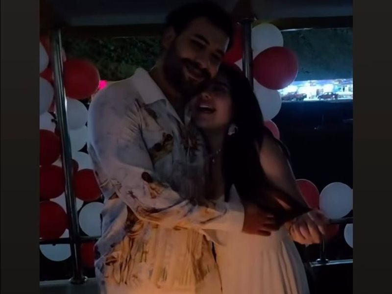 مسلم وزوجتة