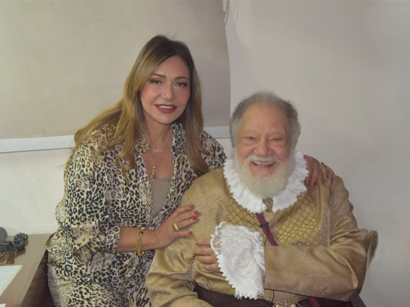 بعد حضورها العرض المسرحي.. ليلى علوي تشيد بـ