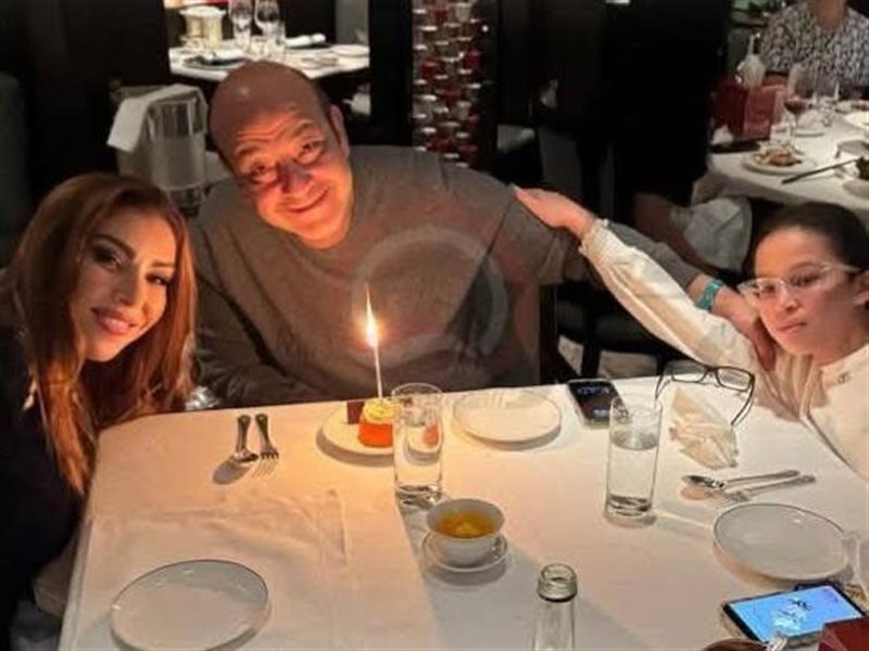 عمرو أديب وزوجته وابنته