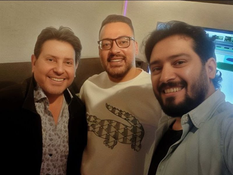 هاني شاكر مع صناع أغنيته الأخيرة 