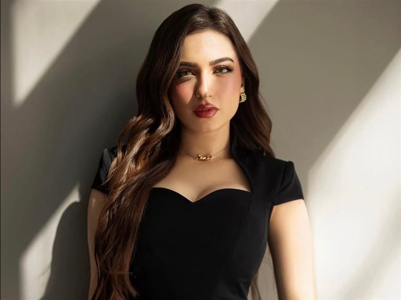  ياسمين عز بفستان أسود كلاسيكي أنيق