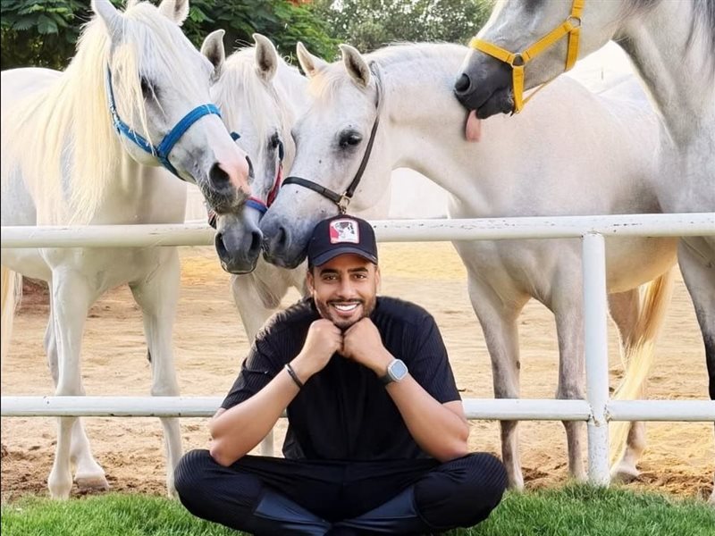 “في حضور الخيل تتجسد معاني الثقة”.. رسالة مميزة من عصام السقا