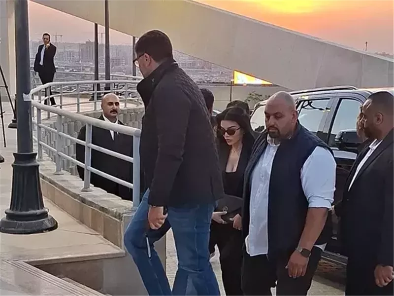 هيفاء وهبي تحضر عزاء الفنان الراحل هاني شاكر وسط حراسة مشددة.. وموقف غير متوقع منها