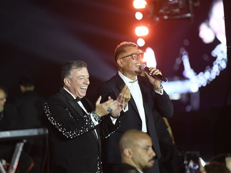عمرو دياب يمازح نجوم الفن في حفل زفاف ابنة باسل سماقية.. ماذا قال ؟!