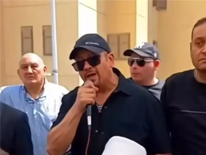 السر وراء غناء هشام عباس في جنازة هاني شاكر