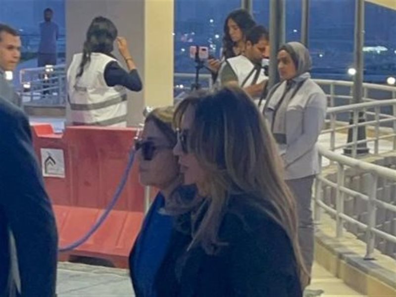ليلى علوي وشقيقتها في عزاء هاني شاكر ووزير سابق يستقبل العزاء