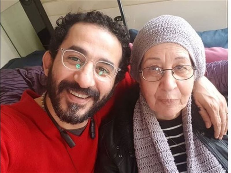 أحمد حلمي ووالدته