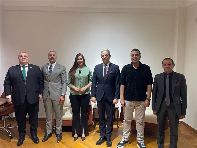جلسة صلح بين الإعلامية