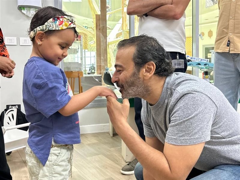 أحمد عزمي يشارك لحظات إنسانية مع أطفال السرطان ويدعو لهم بالشفاء