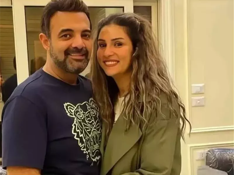 عمرو محمود ياسين وزوجته