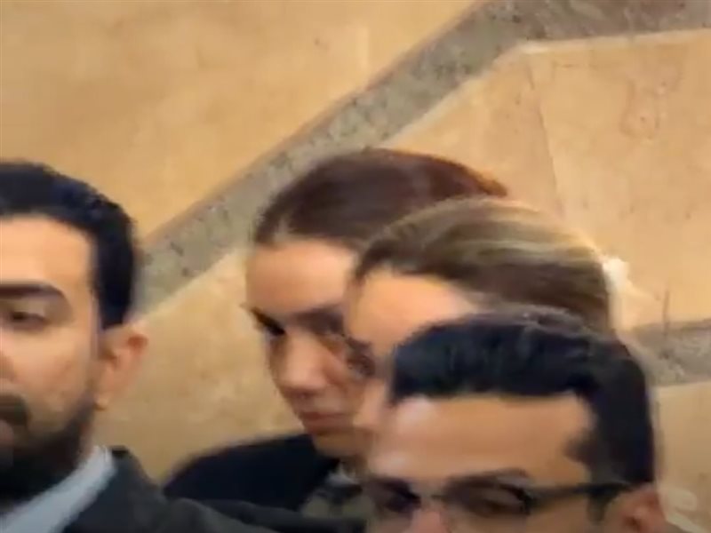 وصلت بسيارة بورش.. تواجد چيهان الشماشرجي داخل قاعة المحكمة 