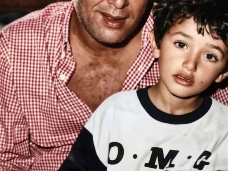 محمود عبد العزيز ونجله كريم في الطفولة 