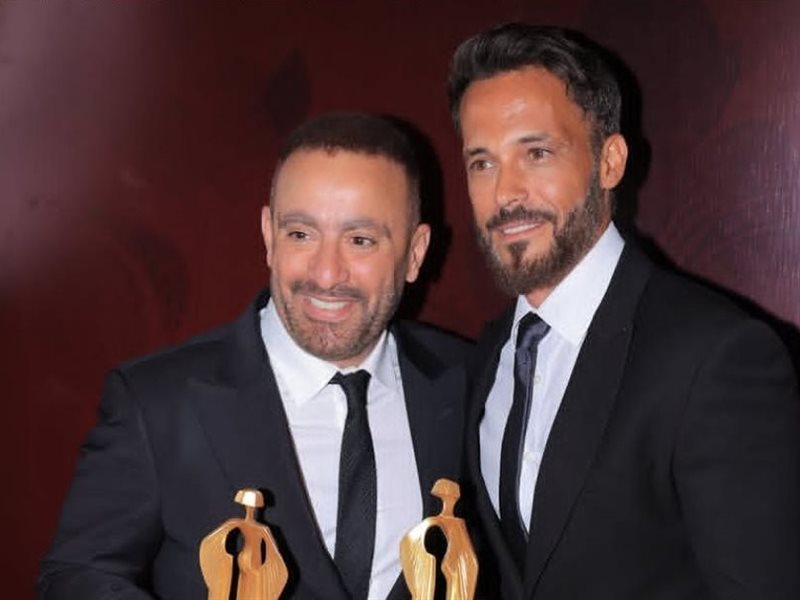 مع السقا.. يوسف الشريف يحتفل بجائزة العام عن فن الحرب من مجلة نيش