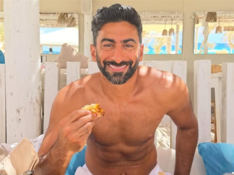 بالفطير والعسل.. أنس بوخش يحتفل بعيد ميلاده الـ 45