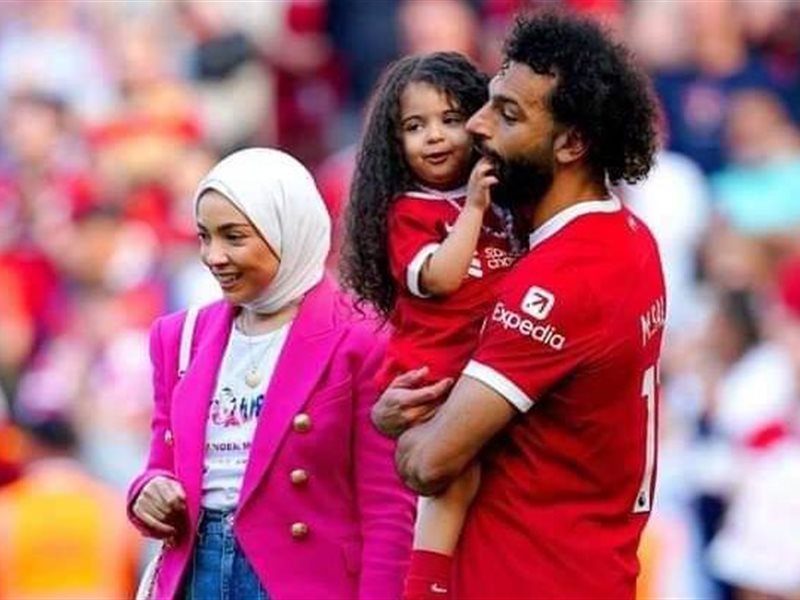 محمد صلاح وزوجته وابنته