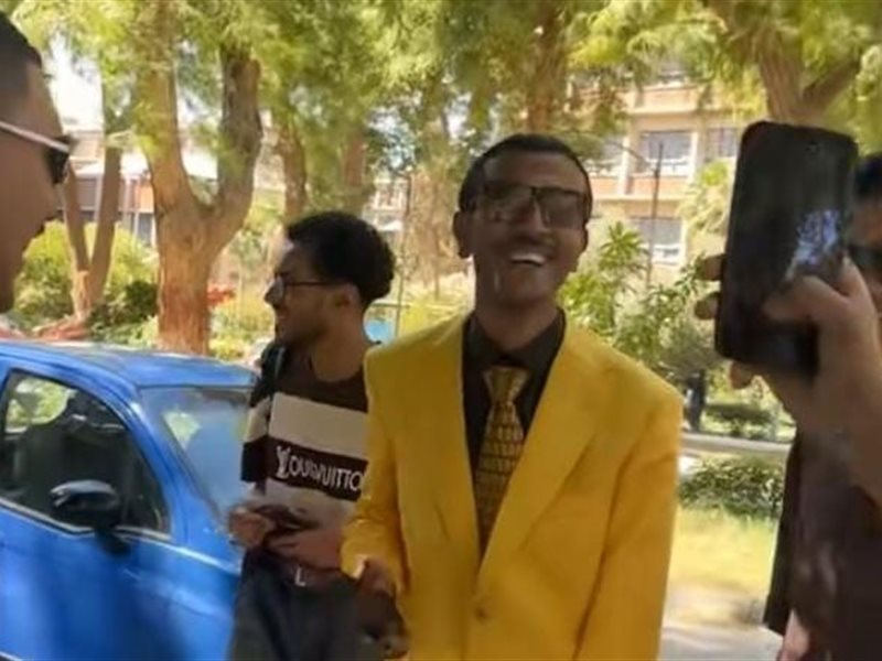 طالب يظهر بإطلالة خلف الدهشوري